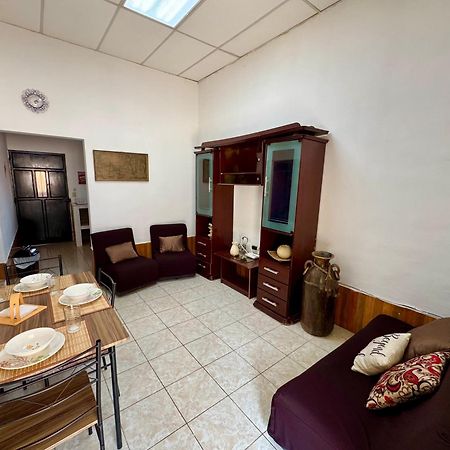 Hostal Inn 1 Flores Bagian luar foto