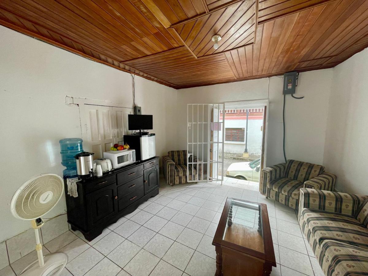 Hostal Inn 1 Flores Bagian luar foto