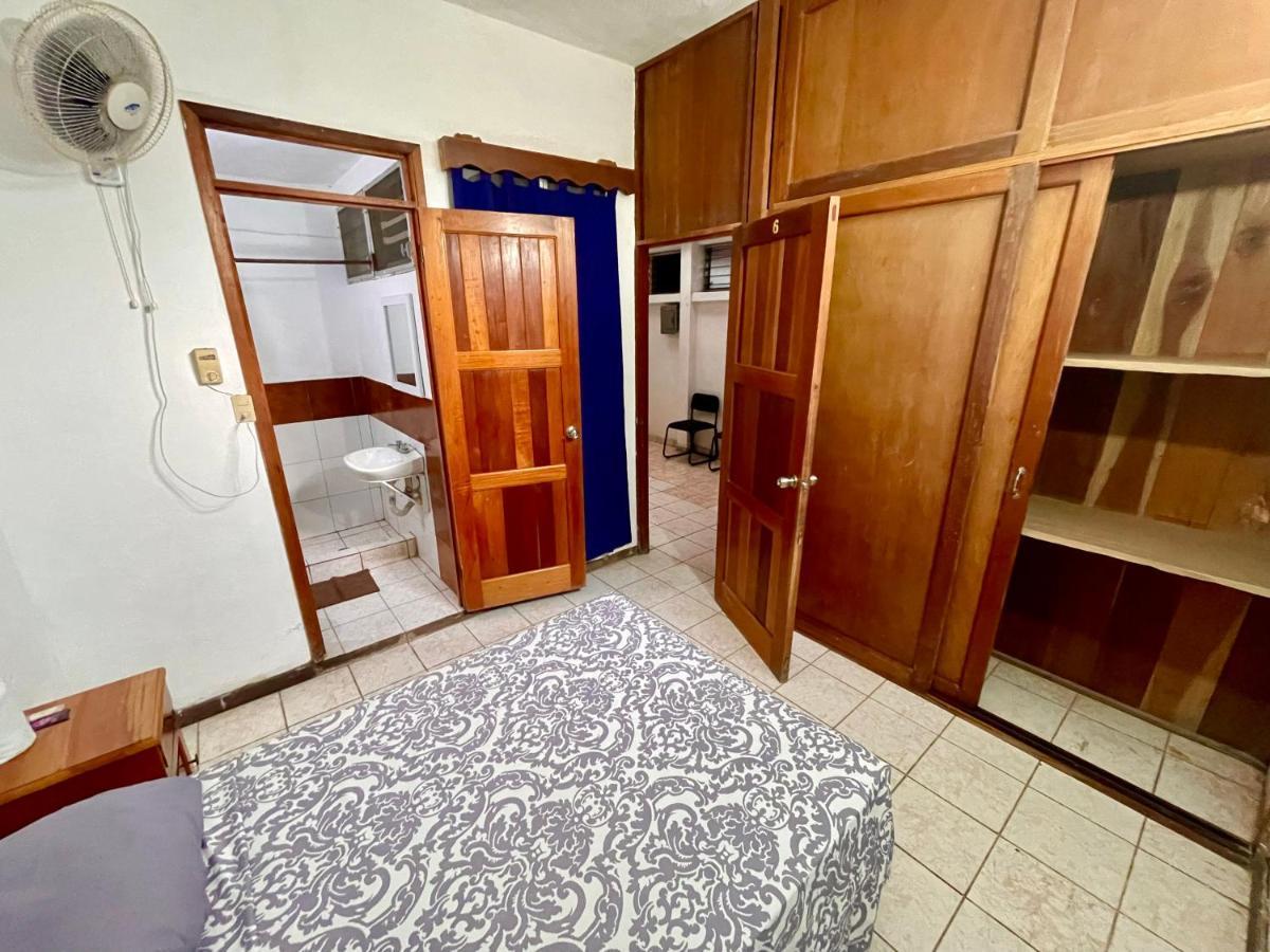 Hostal Inn 1 Flores Bagian luar foto
