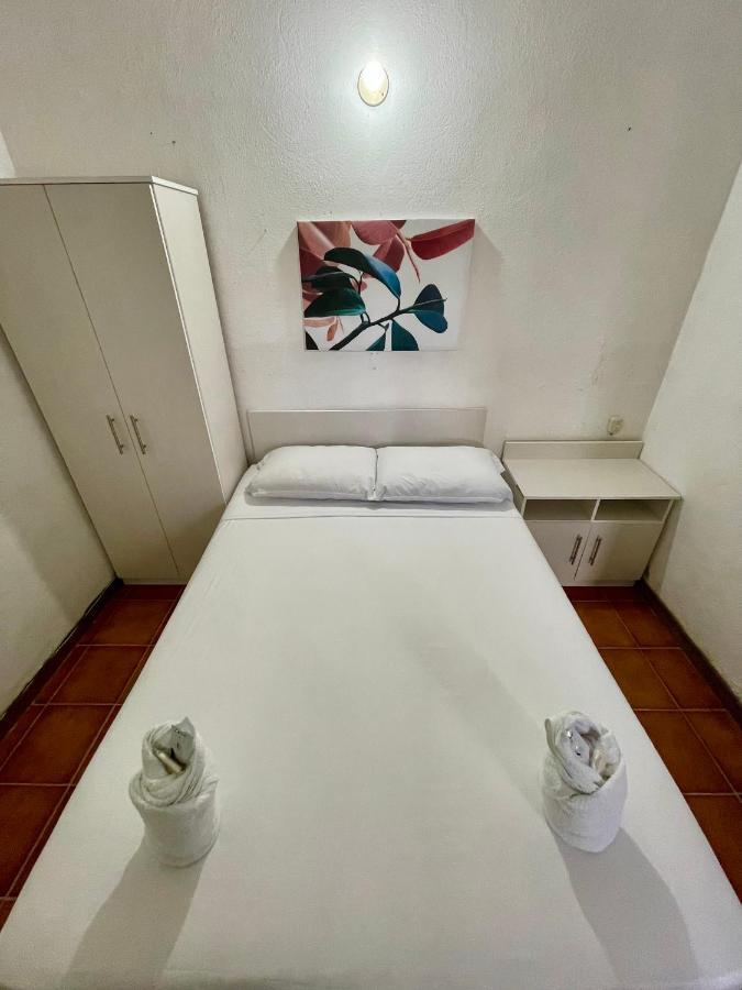 Hostal Inn 1 Flores Bagian luar foto