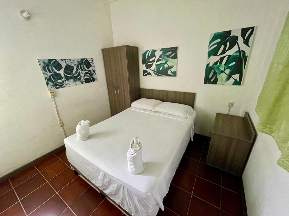 Hostal Inn 1 Flores Bagian luar foto