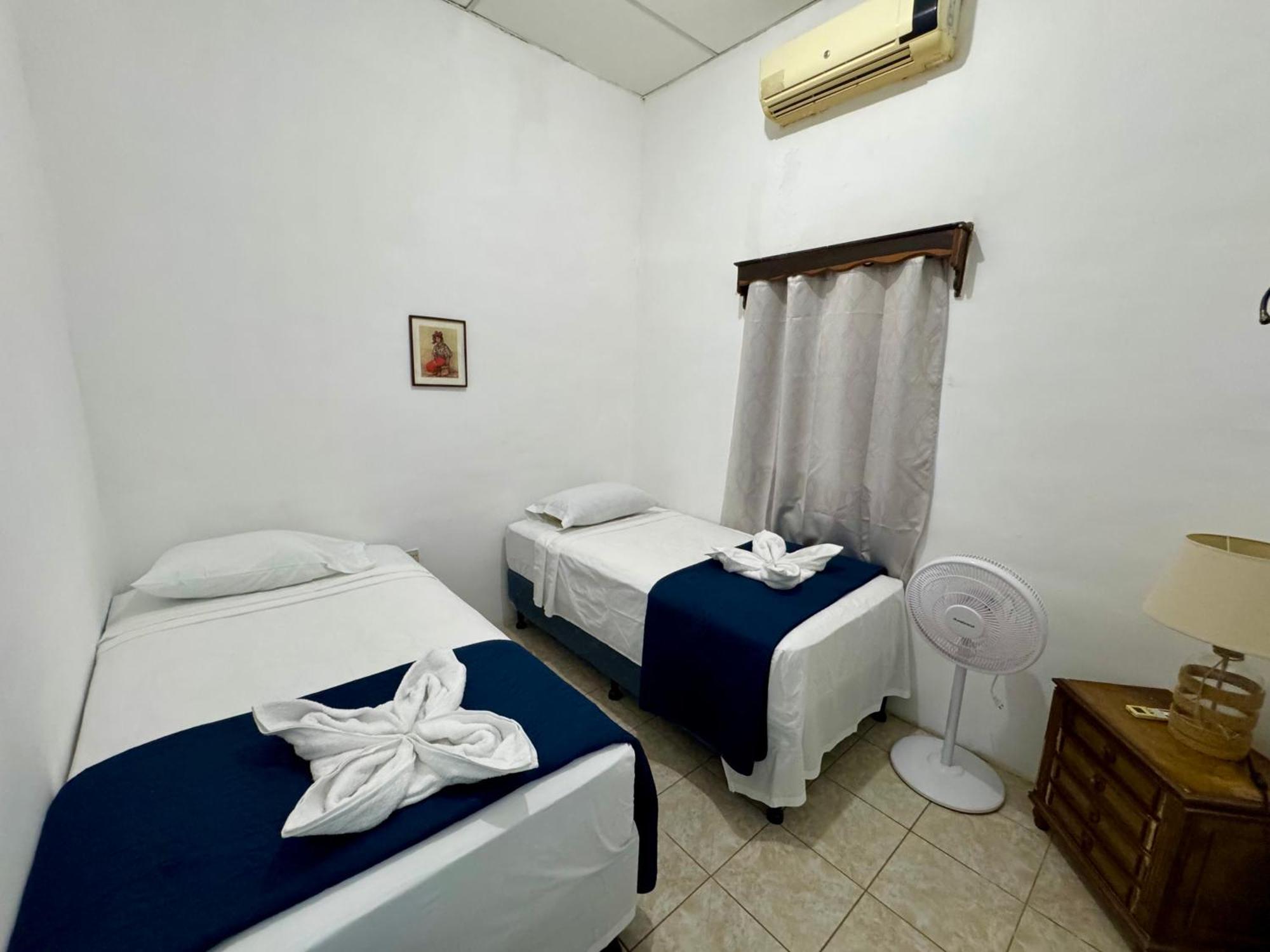 Hostal Inn 1 Flores Bagian luar foto
