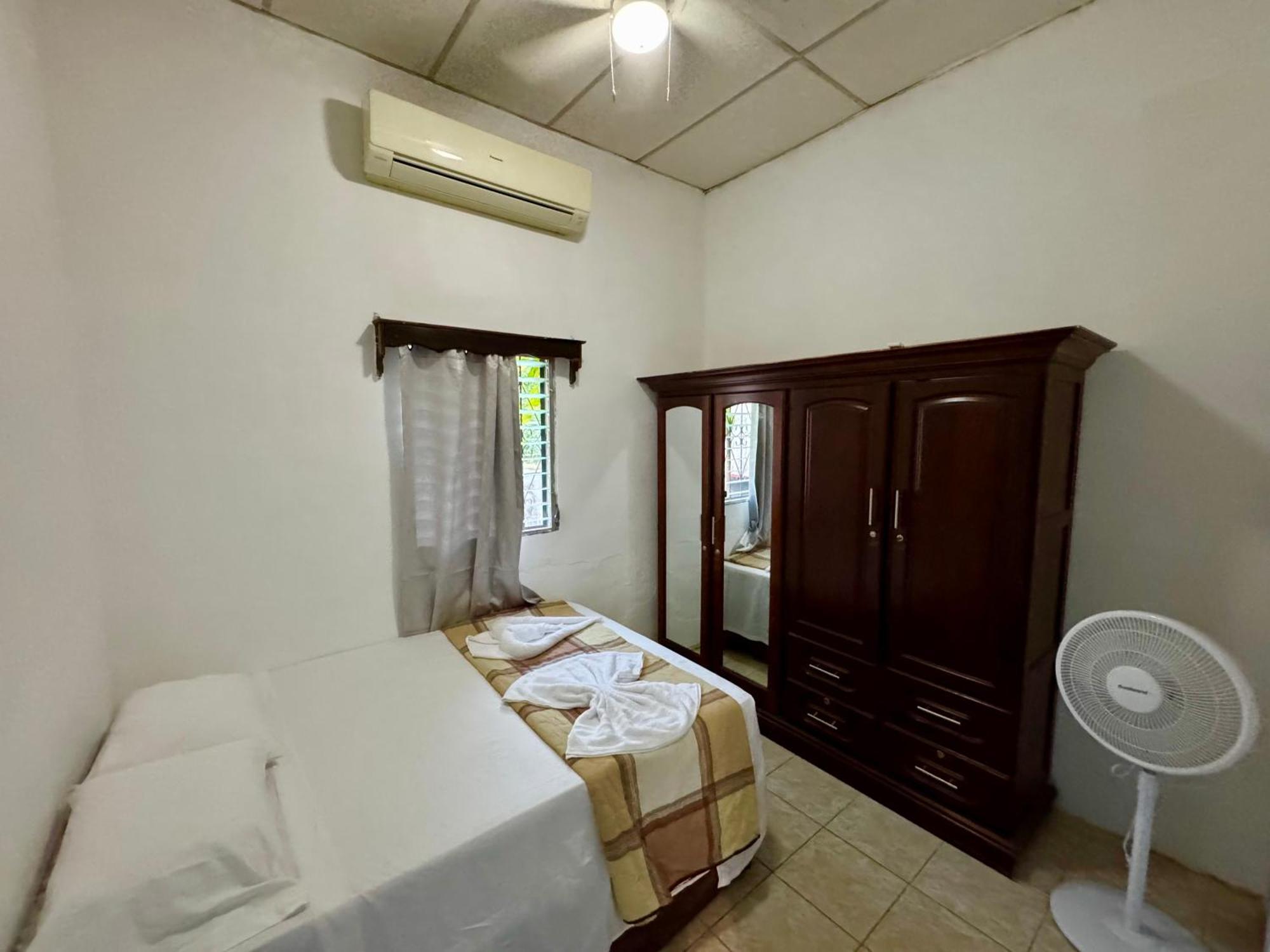 Hostal Inn 1 Flores Bagian luar foto