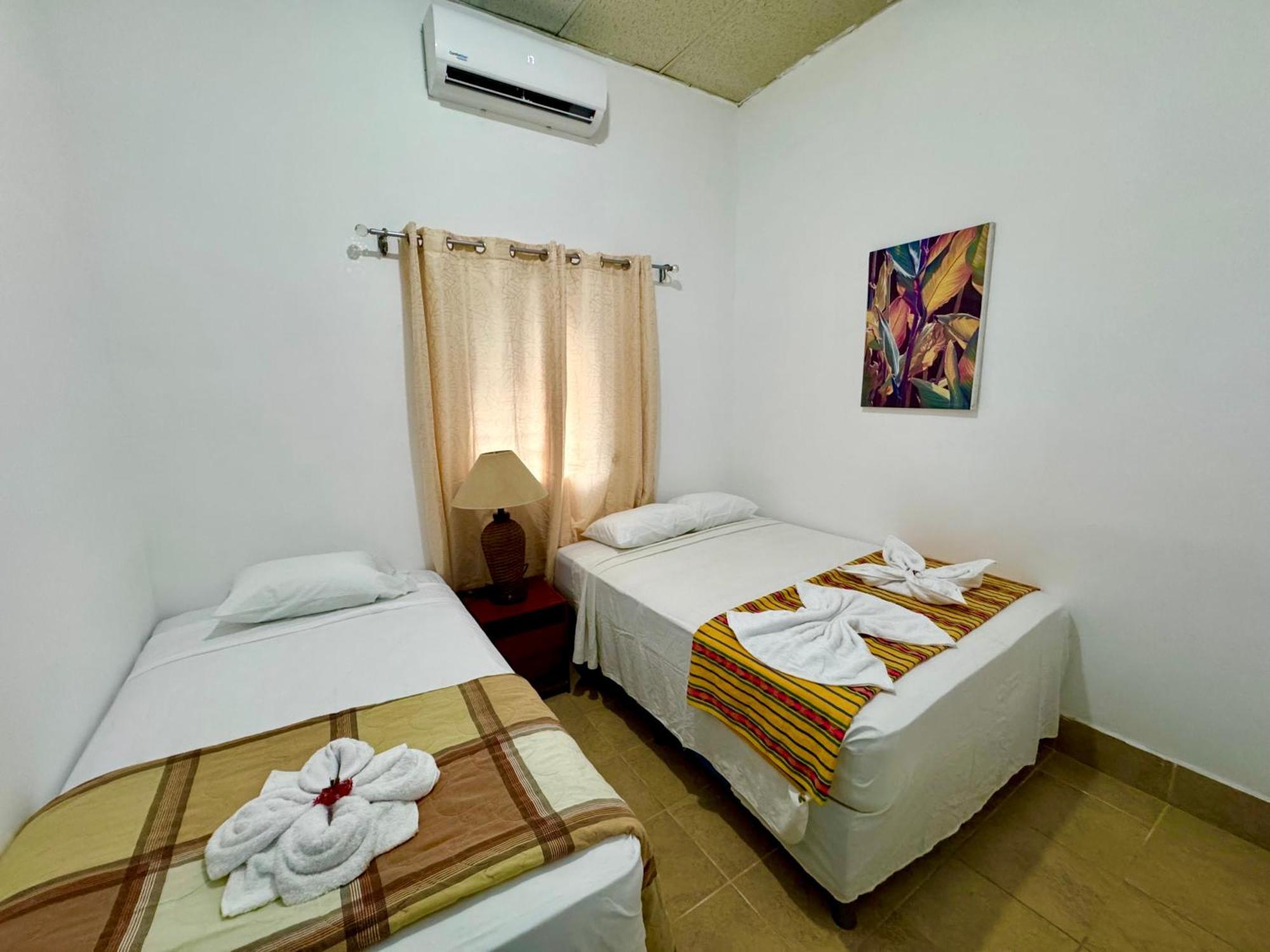 Hostal Inn 1 Flores Bagian luar foto